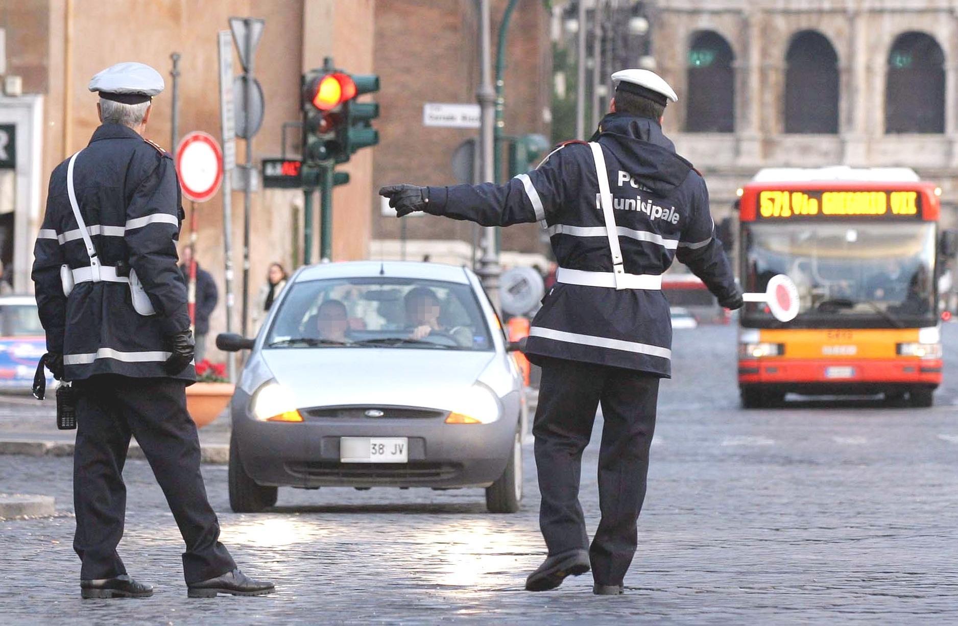 Due vigili in una foto d'archivio