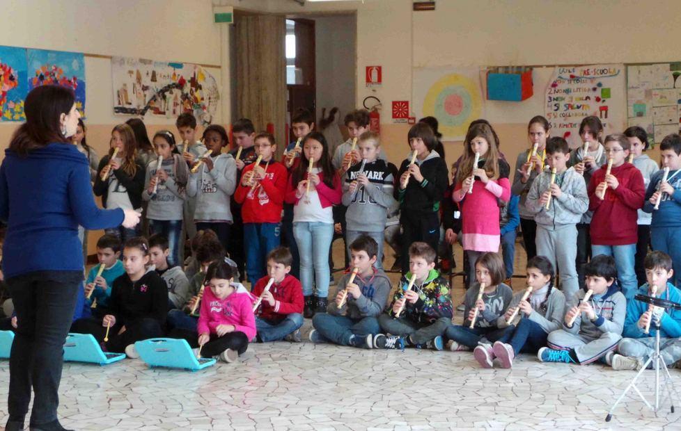 Alunni protagonisti per una festa finale tra canzoni e recite 