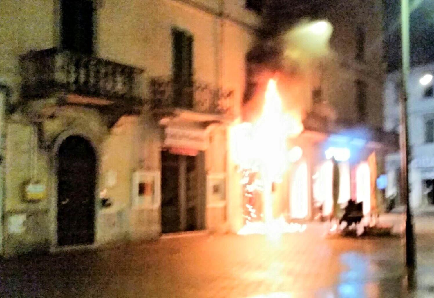 L'incendio del Bar Moderno in piazza Gramsci a Piombino