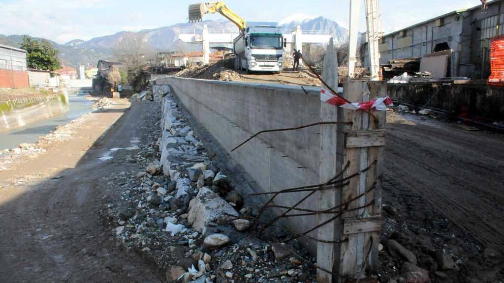 Uno dei pezzi di argine sequestrati