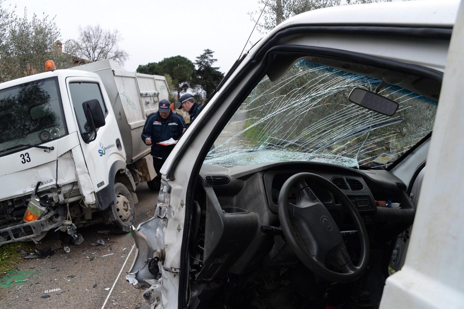Scontro tra due furgoni della nettezza urbana, ferita una persona 