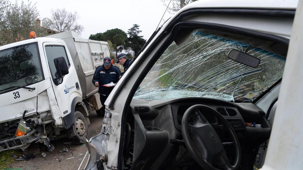 Scontro tra due furgoni della nettezza urbana, ferita una persona