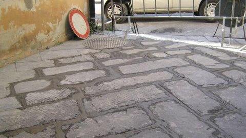 Nuovo lastricato in via delle Belle