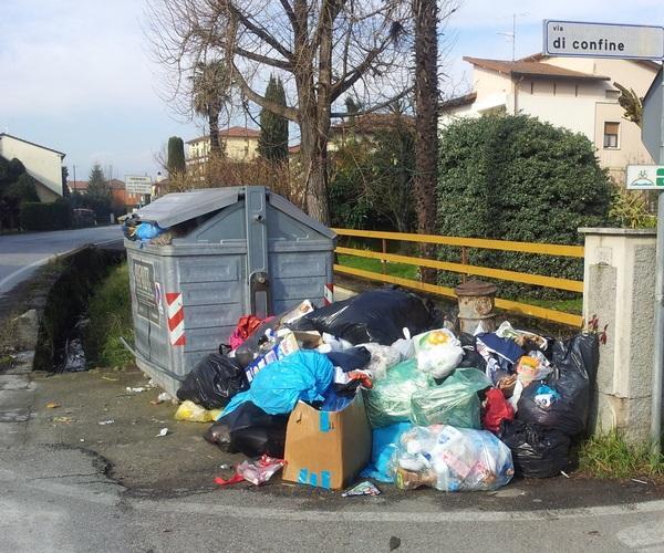 Cassonetto sommerso dalla spazzatura "importata" da Agliana