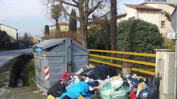 Cassonetto sommerso dalla spazzatura "importata" da Agliana