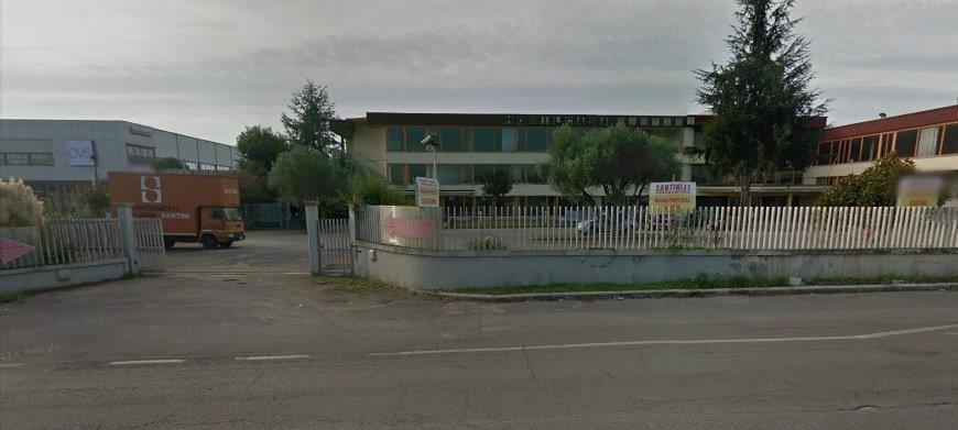 L'ingresso del Mobilificio Santini sull'Aurelia a Follonica,"creatura" di Franco Santini