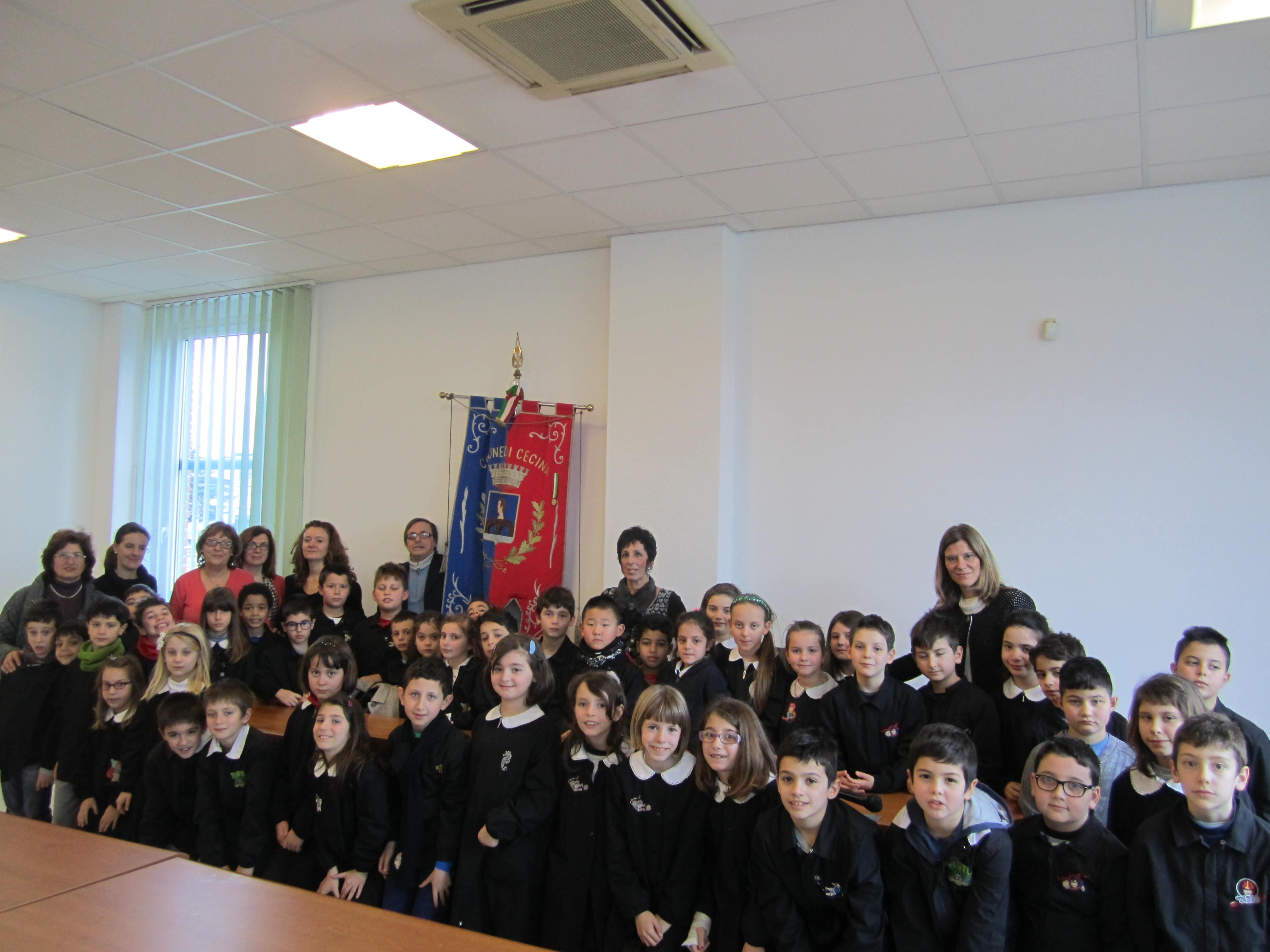 Gli alunni delle classi terze C e D della scuola elementare Guerrazzi in Comune