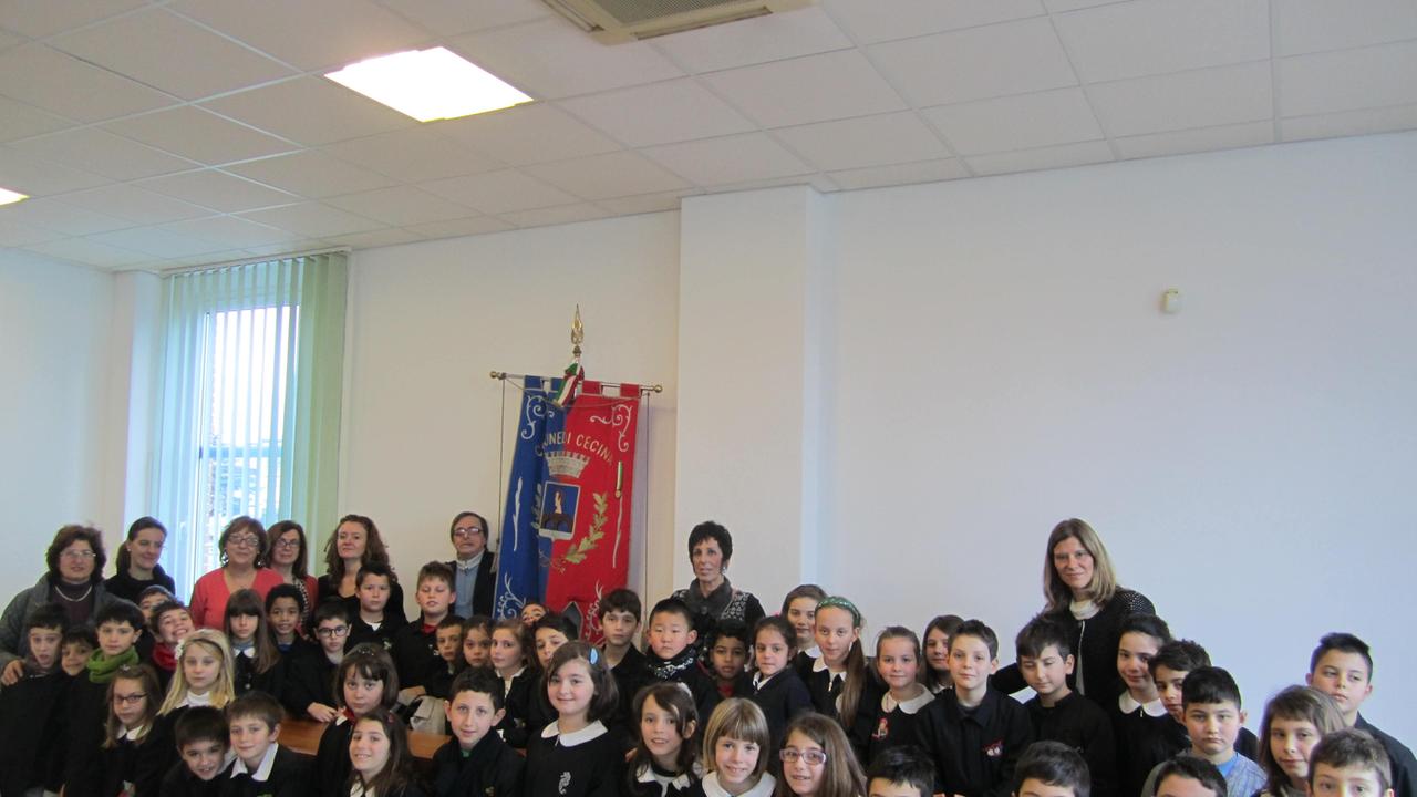 Gli alunni delle classi terze C e D della scuola elementare Guerrazzi in Comune