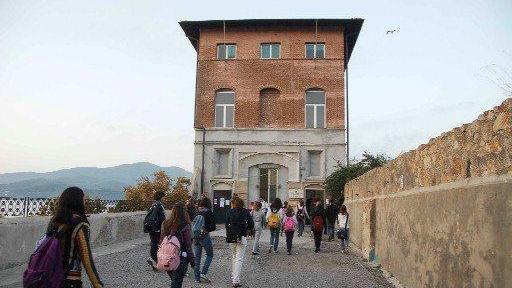 L'ingresso dell'Isis Foresi di Portoferraio (foto Giò Di Stefano)