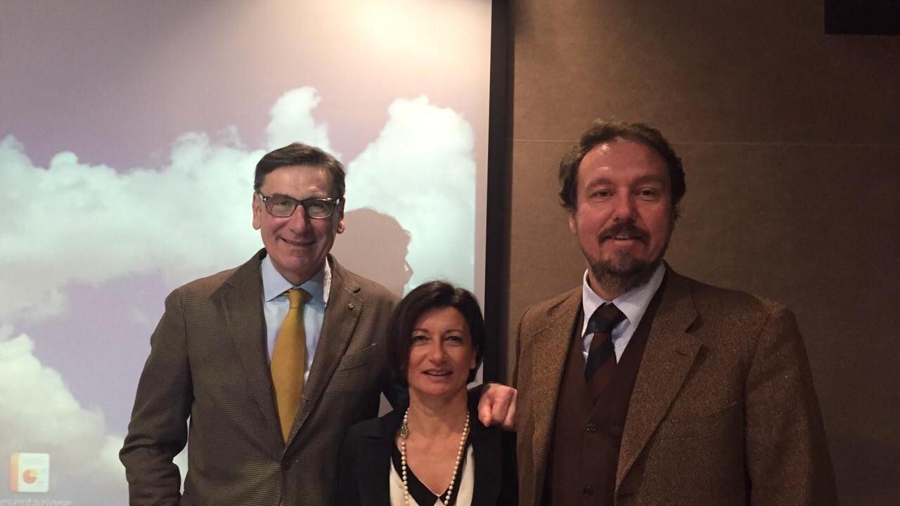 Assunta Astorino (al centro) con il presidente nazionale di Legacoop Mauro Lusetti (a sinistra) e il presidente regionale Roberto Negrini