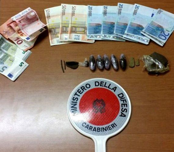 La droga e il denaro sequestrati dai carabinieri