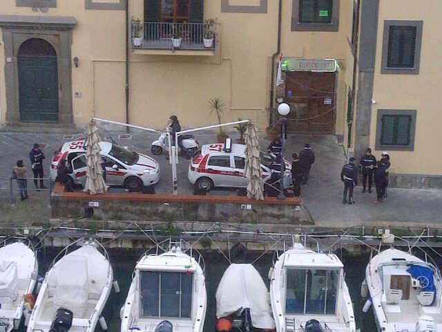 Le pattuglie dei vigili identificano i giovani abusivi nel cantiere