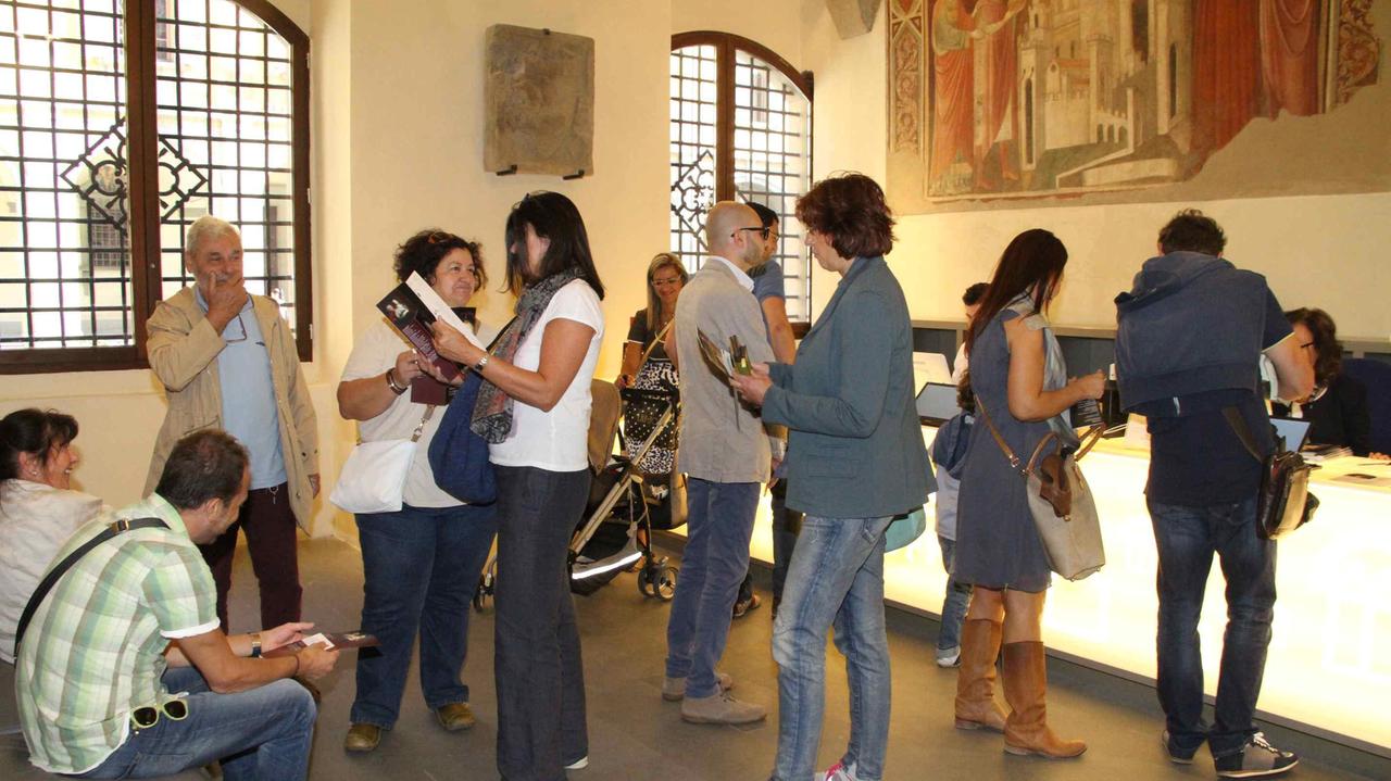 Visitatori alla mostra sui capolavori a Palazzo Pretorio