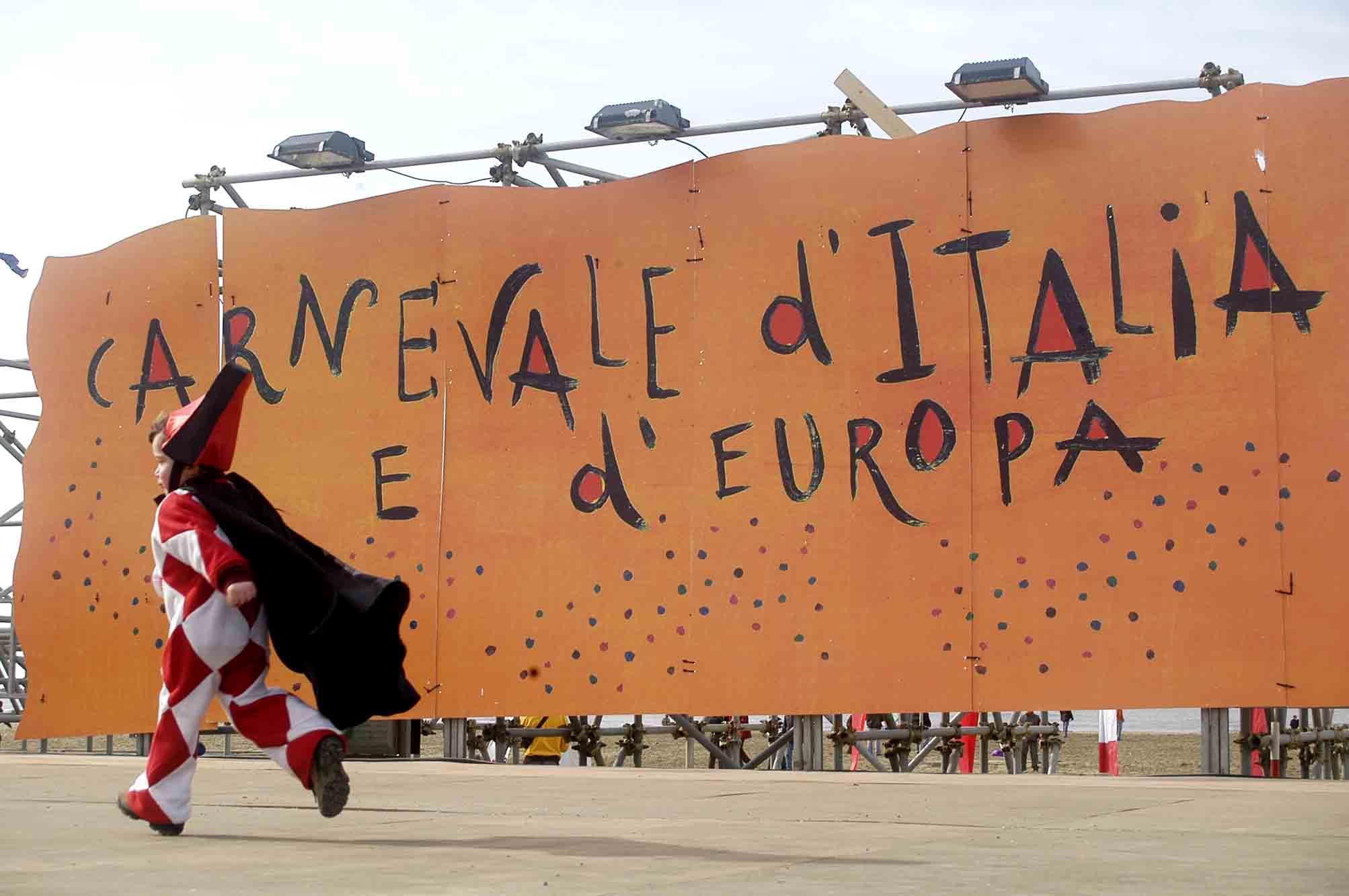 Il Carnevale di Viareggio vara un pacchetto-famiglie per i prossimi corsi
