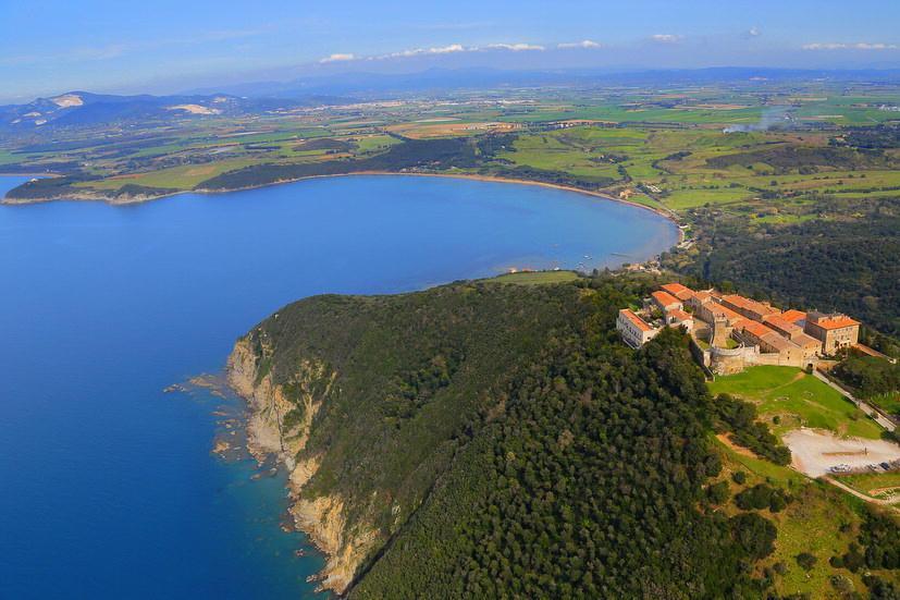 Il castello di Populonia e il golfo di Baratti 