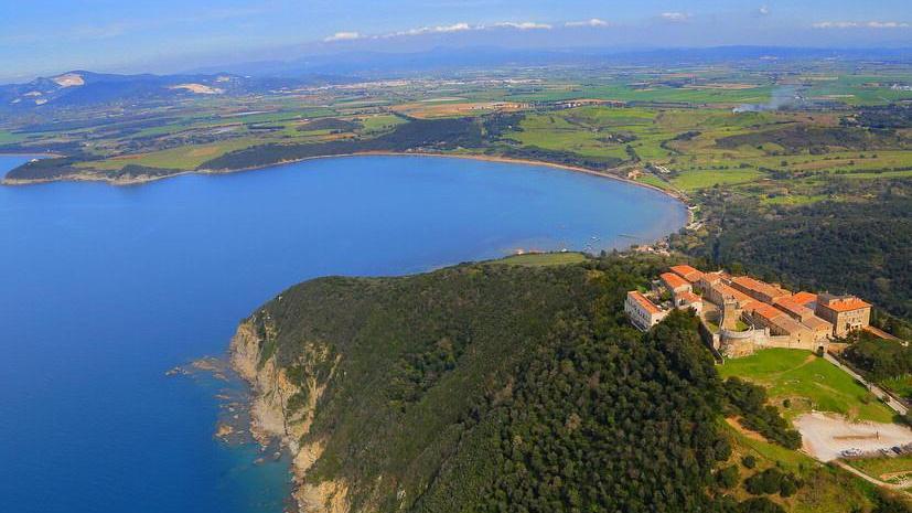 Il castello di Populonia e il golfo di Baratti