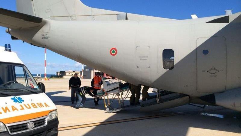 Operazioni d'imbarco di un malato (foto d'archivio)