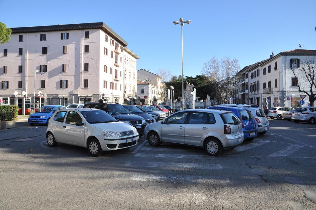 Il percorso pedonale in piazza della Stazione invaso dalle auto in sosta