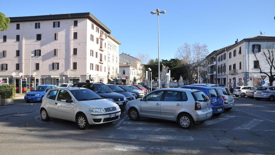 Il percorso pedonale in piazza della Stazione invaso dalle auto in sosta