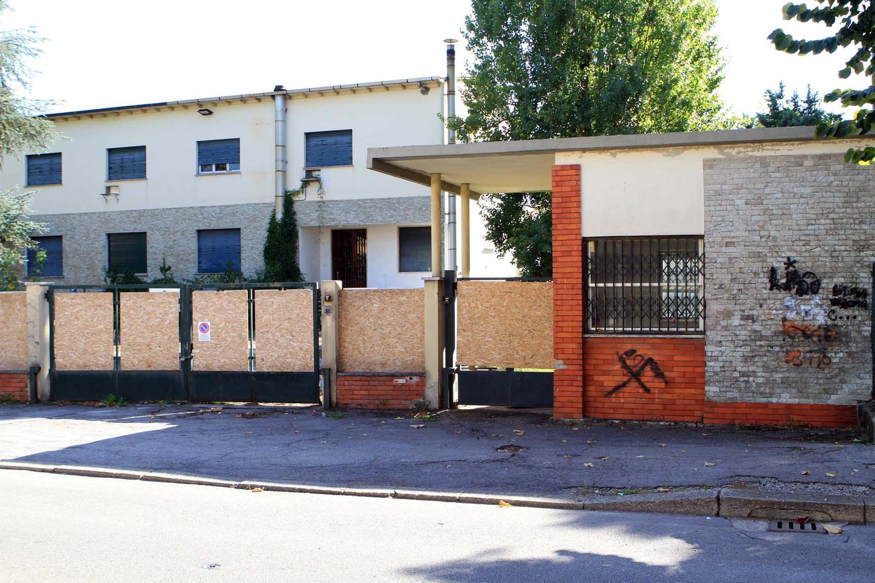 L'ingresso dell'ex stabilimento  Kartos