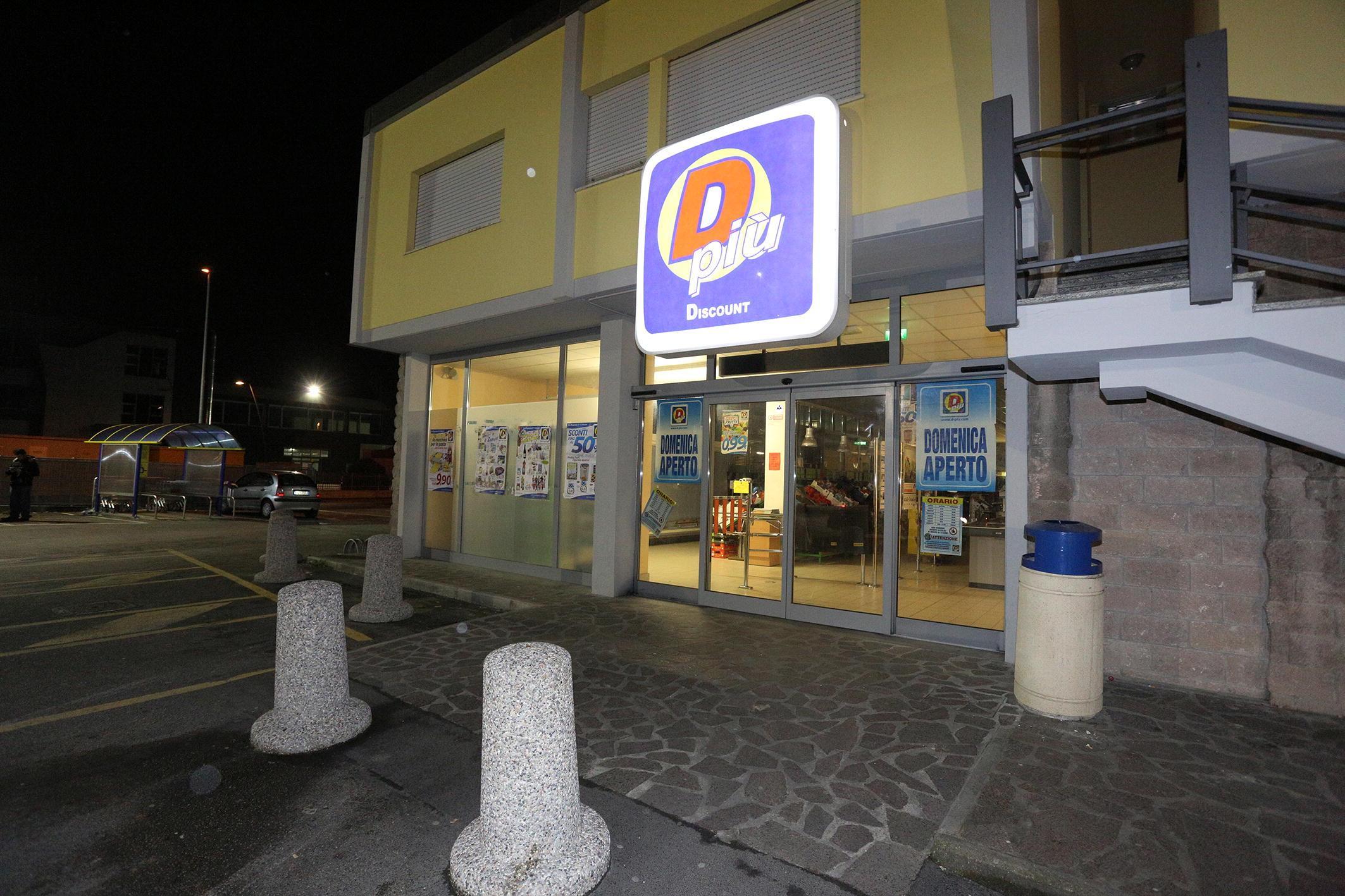 Bandito armato rapina il discount alla chiusura