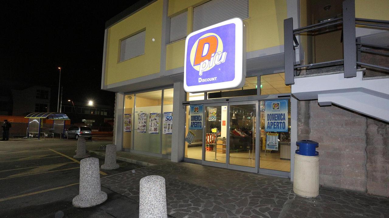 Bandito armato rapina il discount alla chiusura