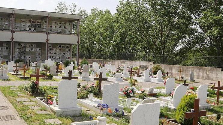 Furti di statue e ricordi dalle tombe del cimitero