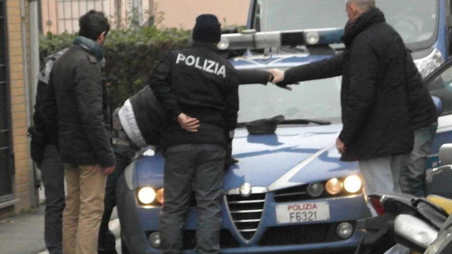 Pusher in fuga bloccati dai poliziotti: cinque fermati