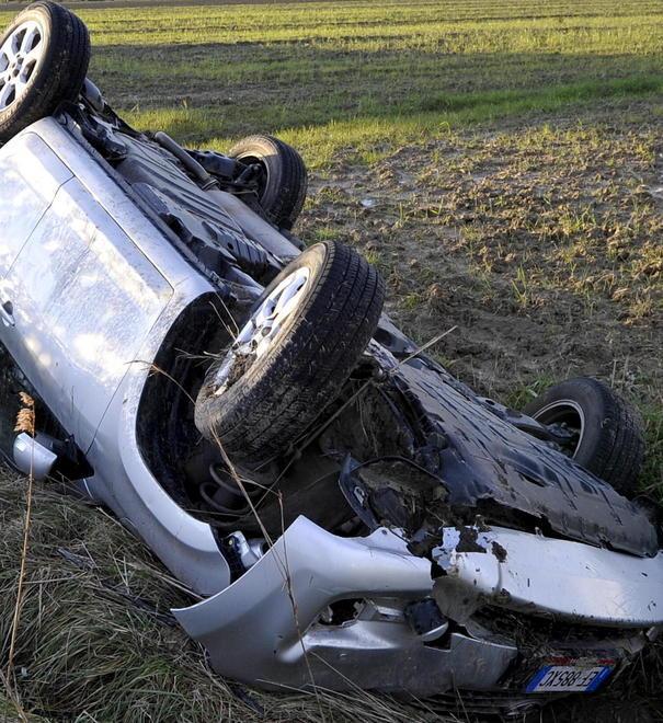 Proprietario chiama la polizia, rimossa l’auto dal campo