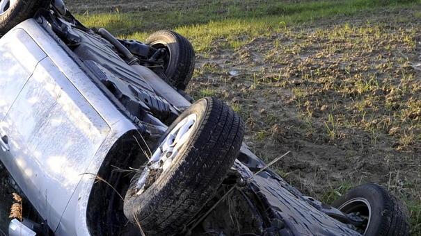 Proprietario chiama la polizia, rimossa l’auto dal campo