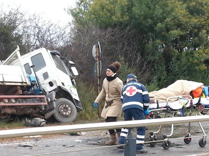 Furgone contro camion, due feriti portati a Siena