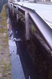 Il canale è sporco, se piove forte le case vicine si allagano