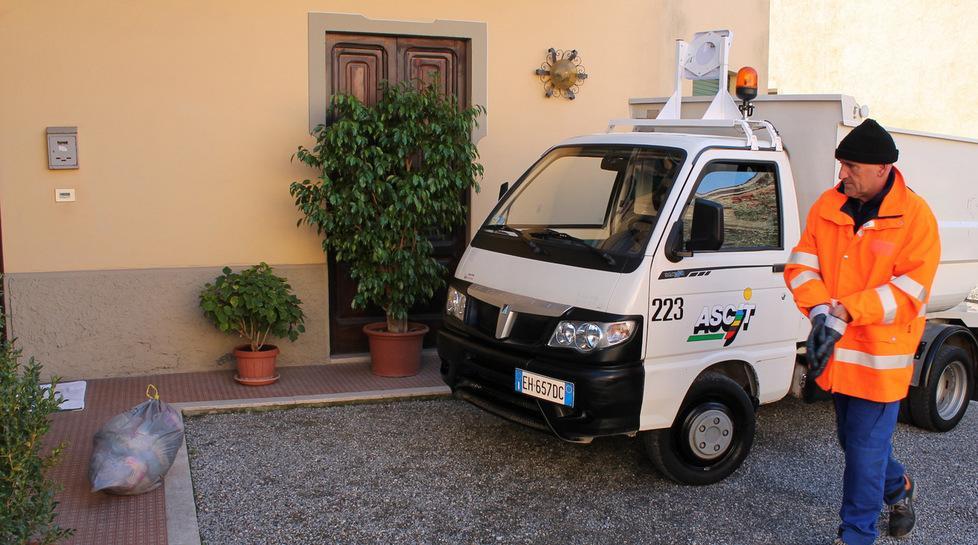 Rifiuti abbandonati, fioccano le multe a privati e aziende