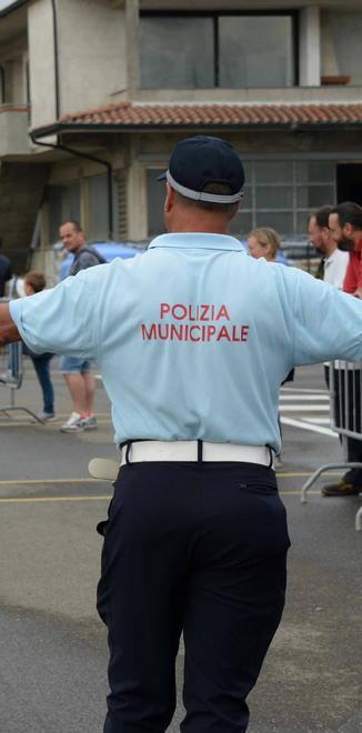 Botte ai vigili, camionista nei guai 