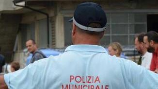 Botte ai vigili, camionista nei guai