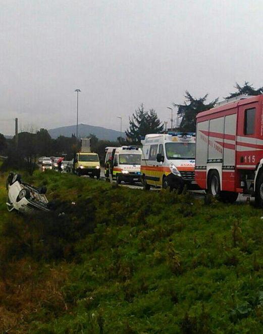 Auto si cappotta per l’asfalto bagnato ferite due sorelle