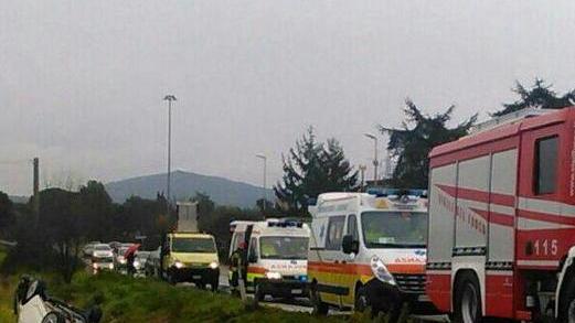 Auto si cappotta per l’asfalto bagnato ferite due sorelle