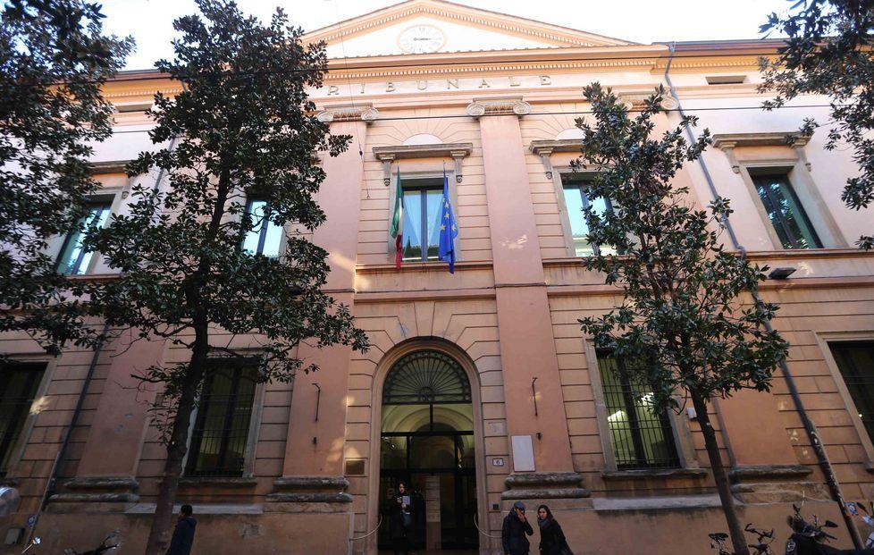 Valanga di fogli per tutti gli atti 