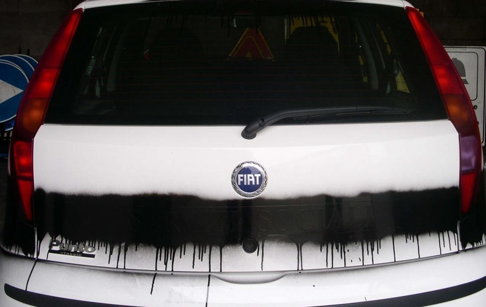 Imbratta le auto del marito e della rivale 