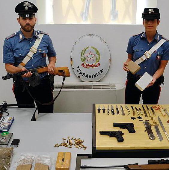 Nella villetta armi e chili di eroina 