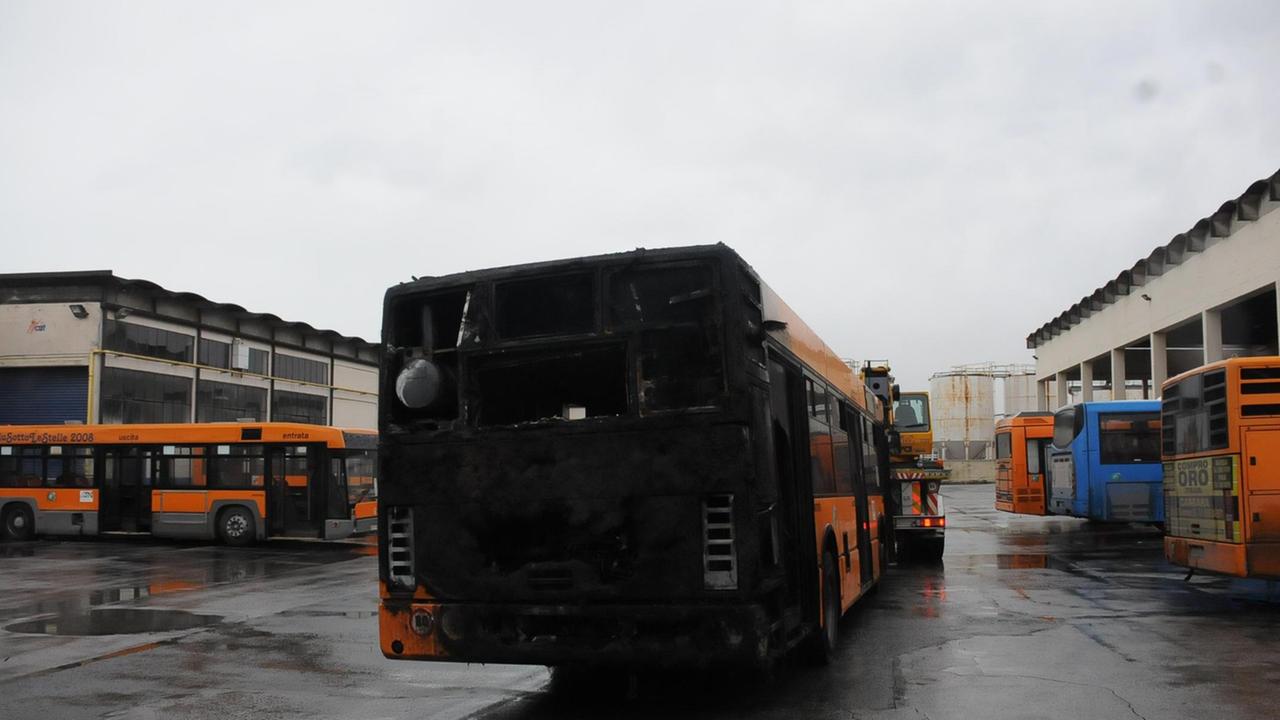 Il bus bruciato a Bonascola di Carrara