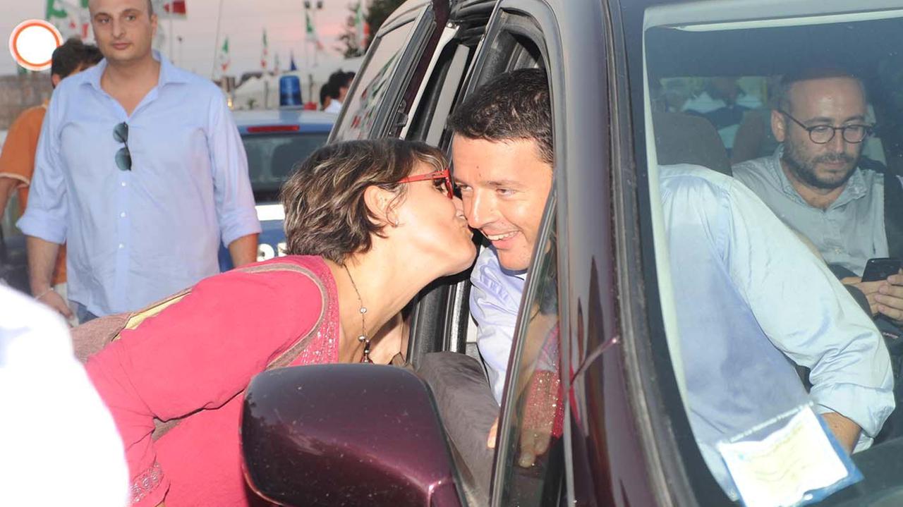 Matteo Renzi con l'attuale assessore Martina Pietrelli nel settembre 2013, alla Festa dell'Unità di Piombino (foto Pabar)