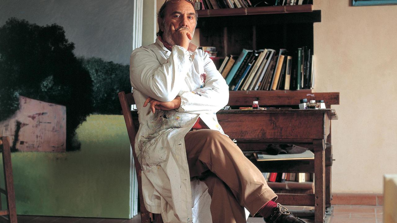 Il pittore Piero Mosti nel suo studio