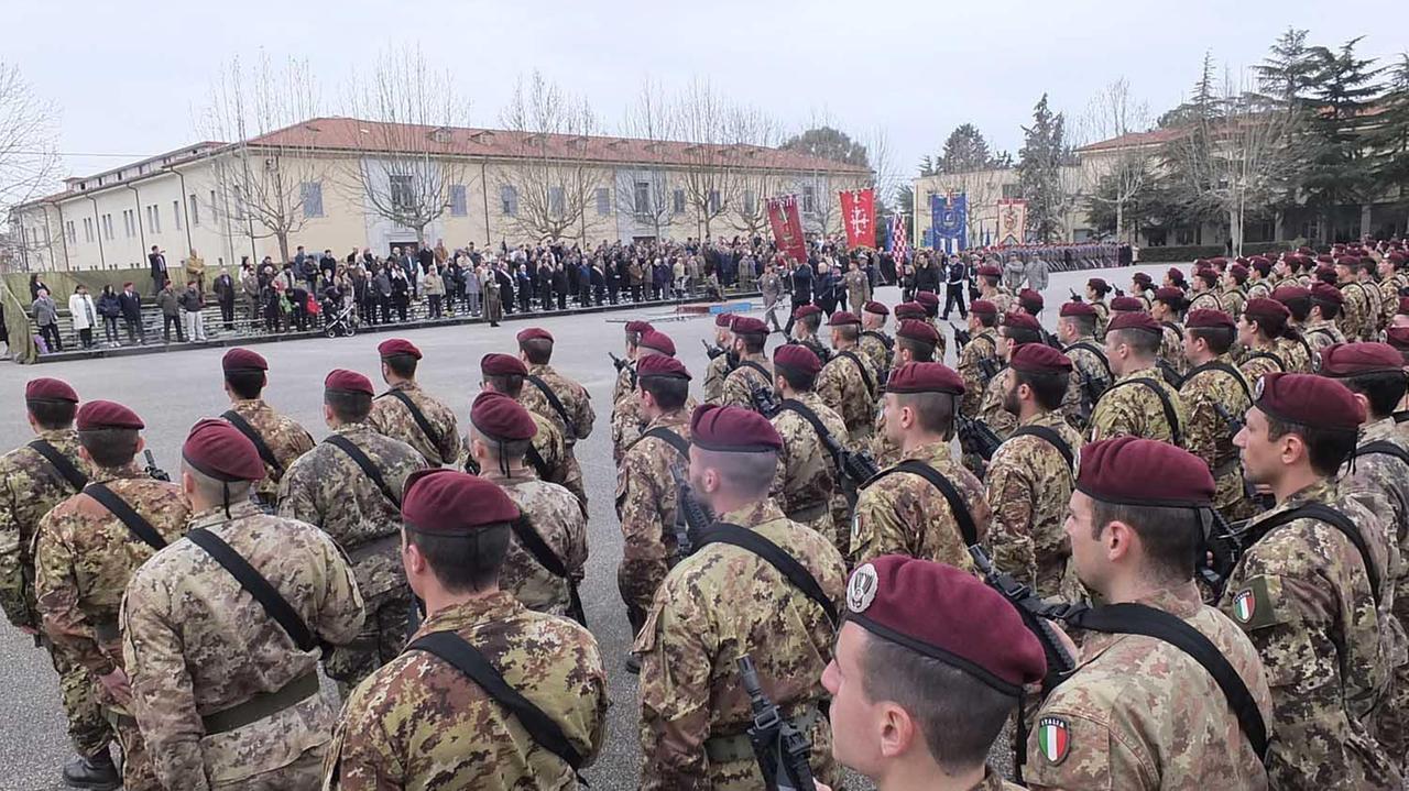 Reparti di paracadutisti schierati durante una cerimonia