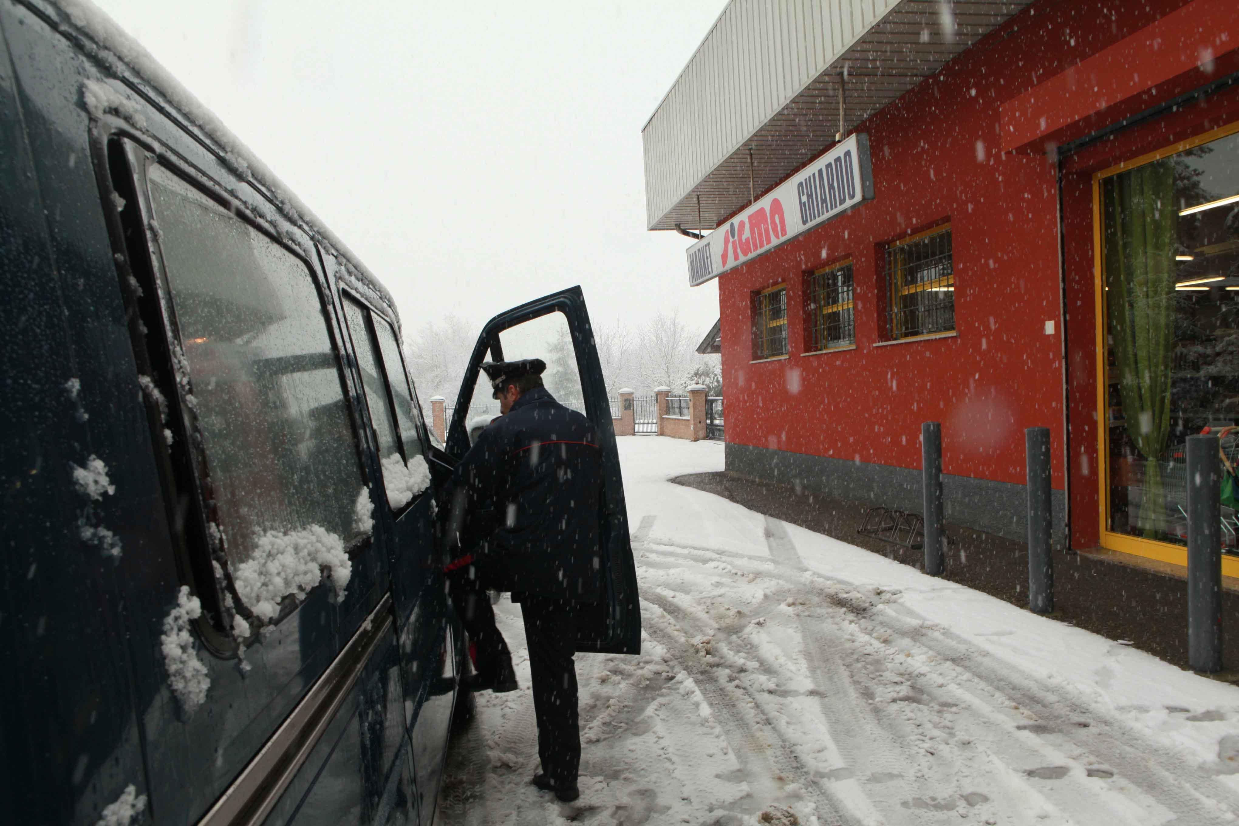 Pistola in pugno rapina il supermercato
