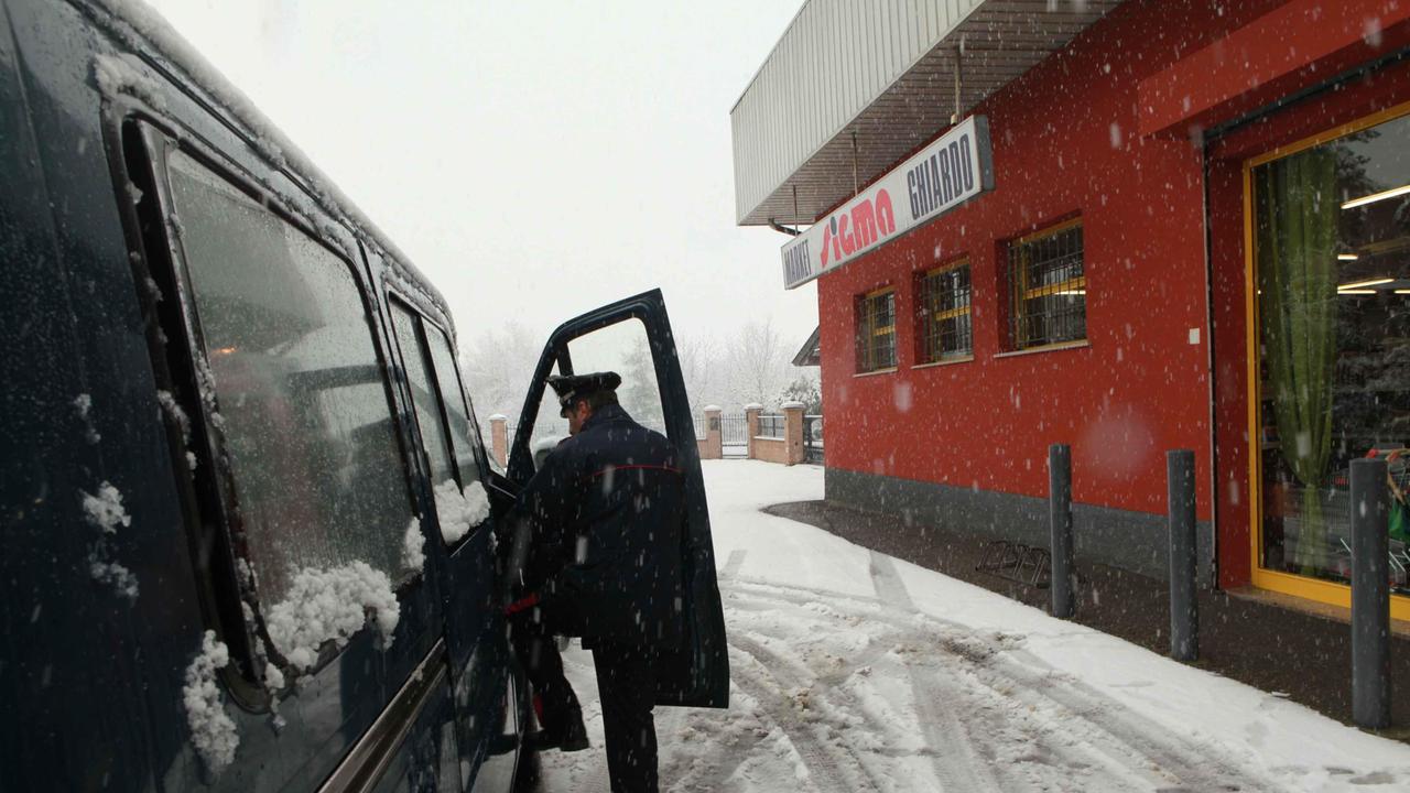 Pistola in pugno rapina il supermercato