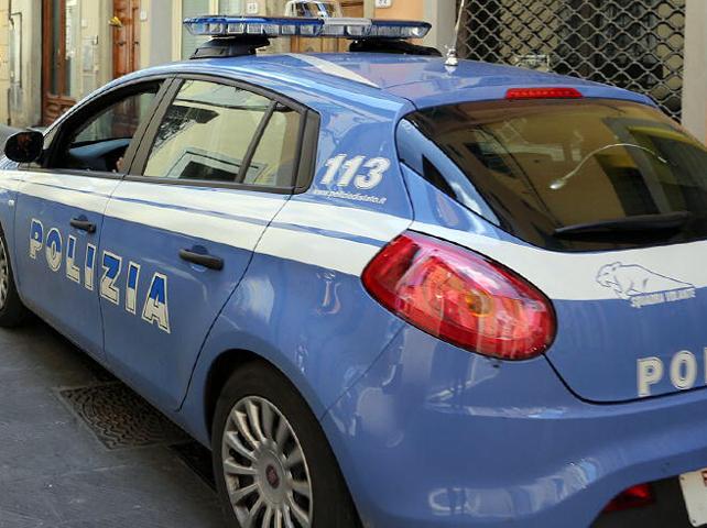 Rapinano una donna e la picchiano