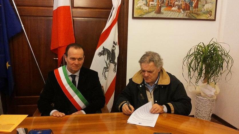 Il sindaco di Santa Luce Andrea Marini e il direttore genrale dell'Asl 6 Eugenio Porfido