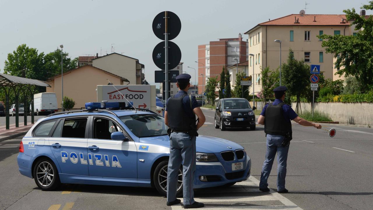 La polizia impegnata nel servizio d'ordine nella zona del Castellani (foto d'archivio)