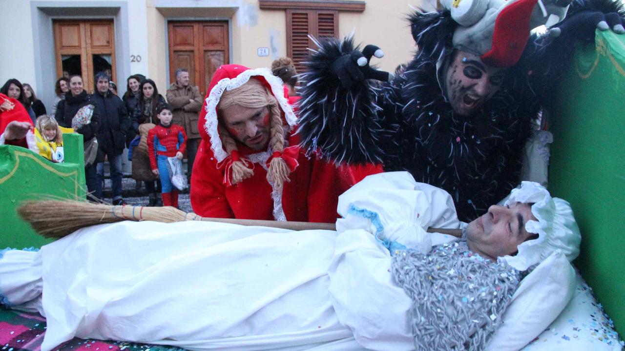 Il carro di Cappuccetto Rosso che è sfilato al Carnevale di Paperino